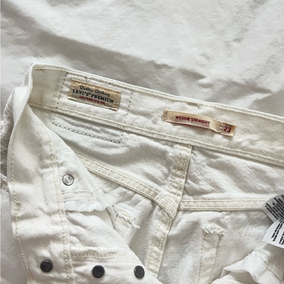 Levi’s Wedgie Straight Jeans, distressed white (Color: Cloud Bank). Size 23 - Picture 9 of 12